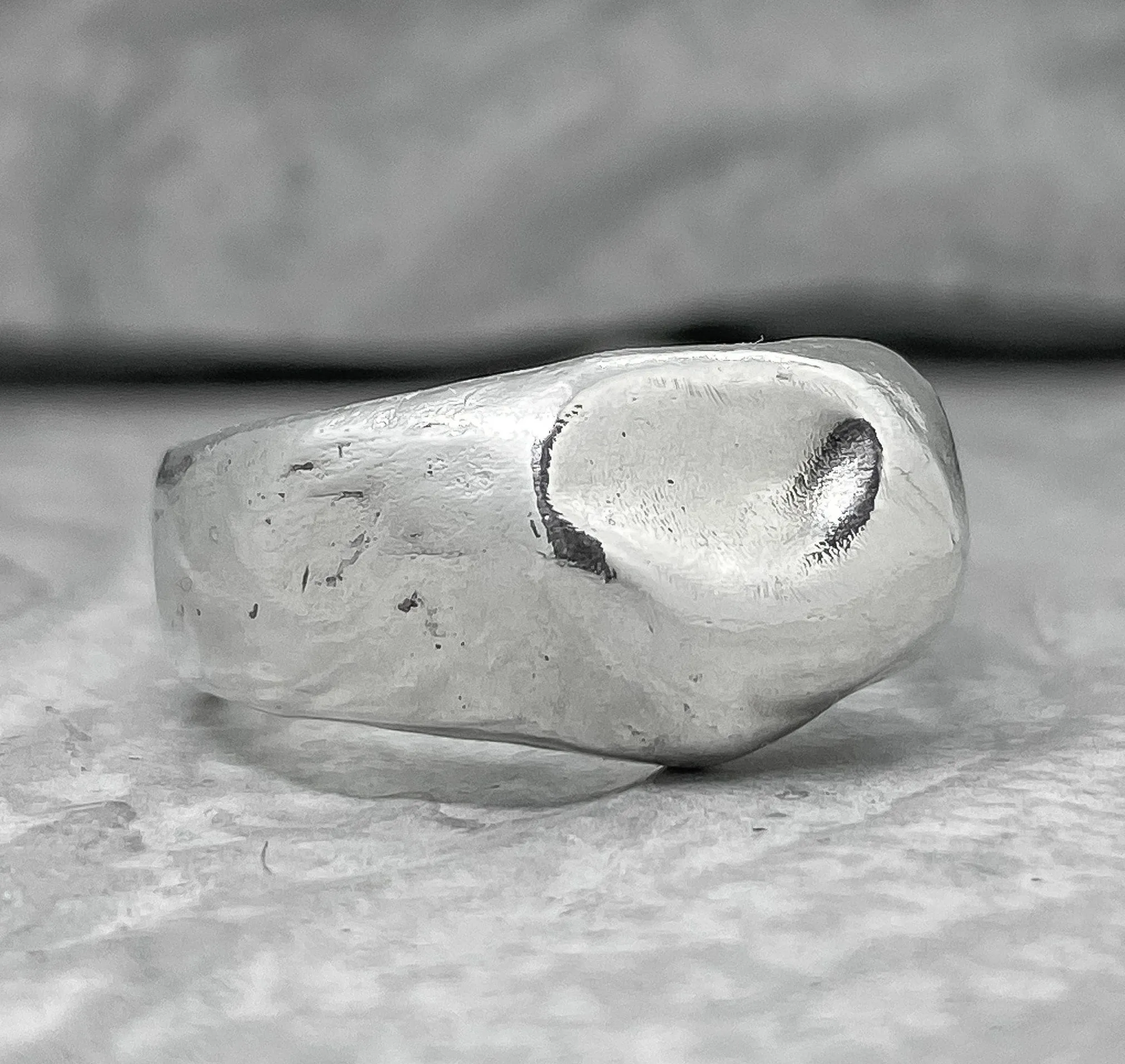 Liquid ring- a wide band of silver resembles liquid metal