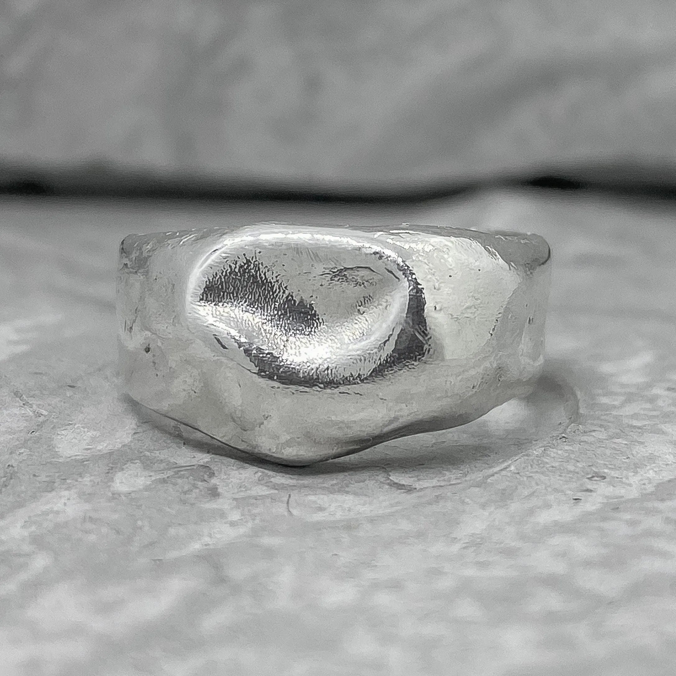 Liquid ring- a wide band of silver resembles liquid metal