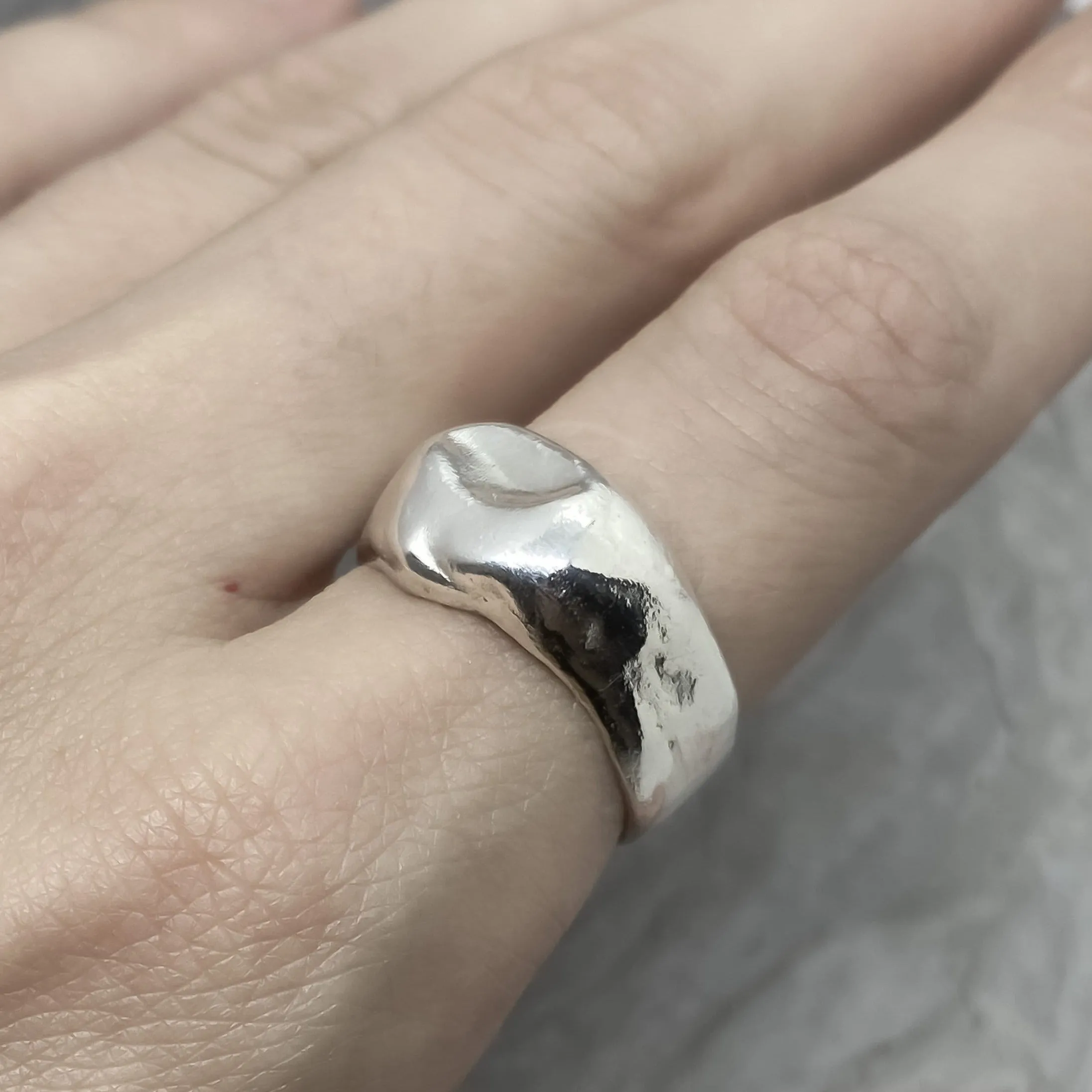 Liquid ring- a wide band of silver resembles liquid metal
