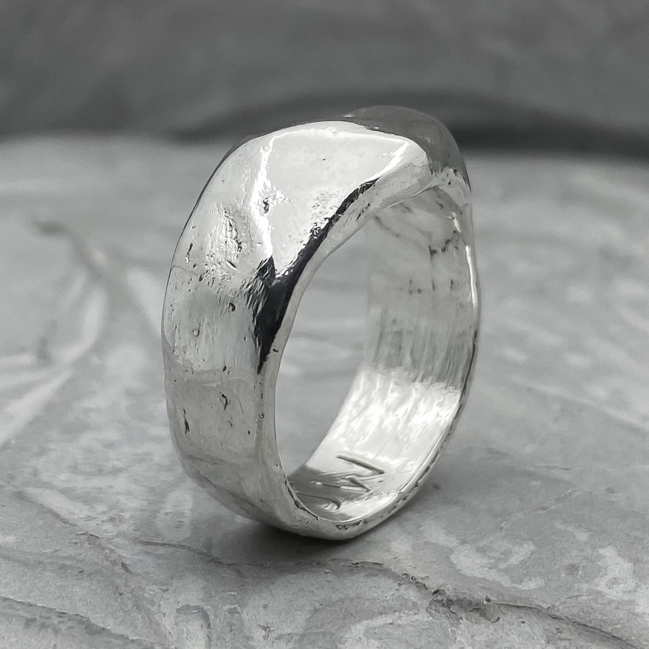 Liquid ring- a wide band of silver resembles liquid metal