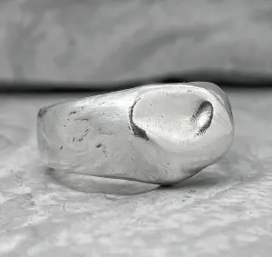 Liquid ring- a wide band of silver resembles liquid metal